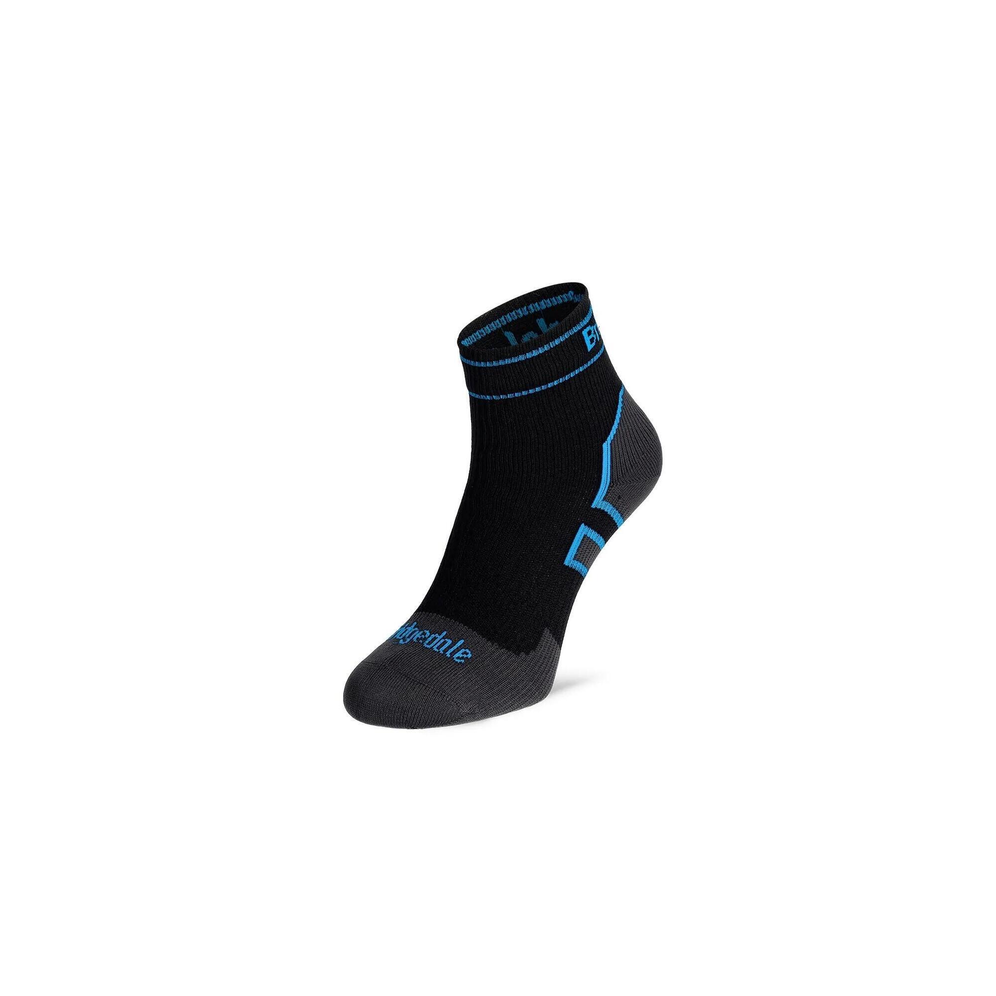 1209202568c3f97bf2cc6.jpeg Wodoszczelne skarpety Bridgedale StormSock Mid Ankle - black/blue - obrazek 1