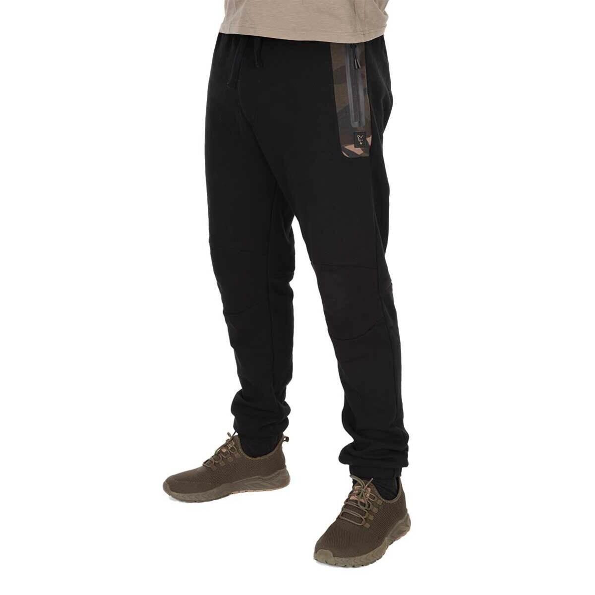 0205202669f56e03a2252.jpeg Spodnie Męskie Wędkarskie Dresowe Fox Black Camo Premium 310 Joggers - obrazek 1
