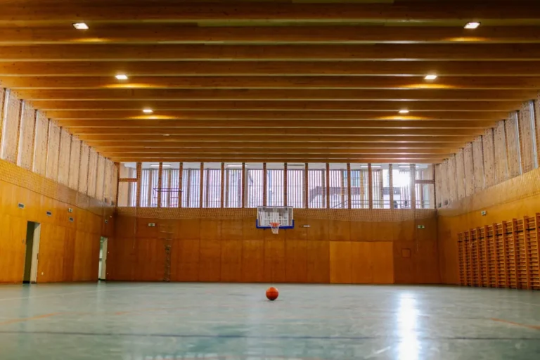 Oprawy oświetleniowe pod stropem hali sportowej